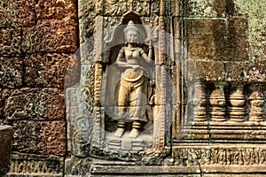 Une statue d`une devata ÃÂ  l`intÃÂ©rieur du temple Ta Som dans le domaine des temples de Angkor, au Cambodge photo